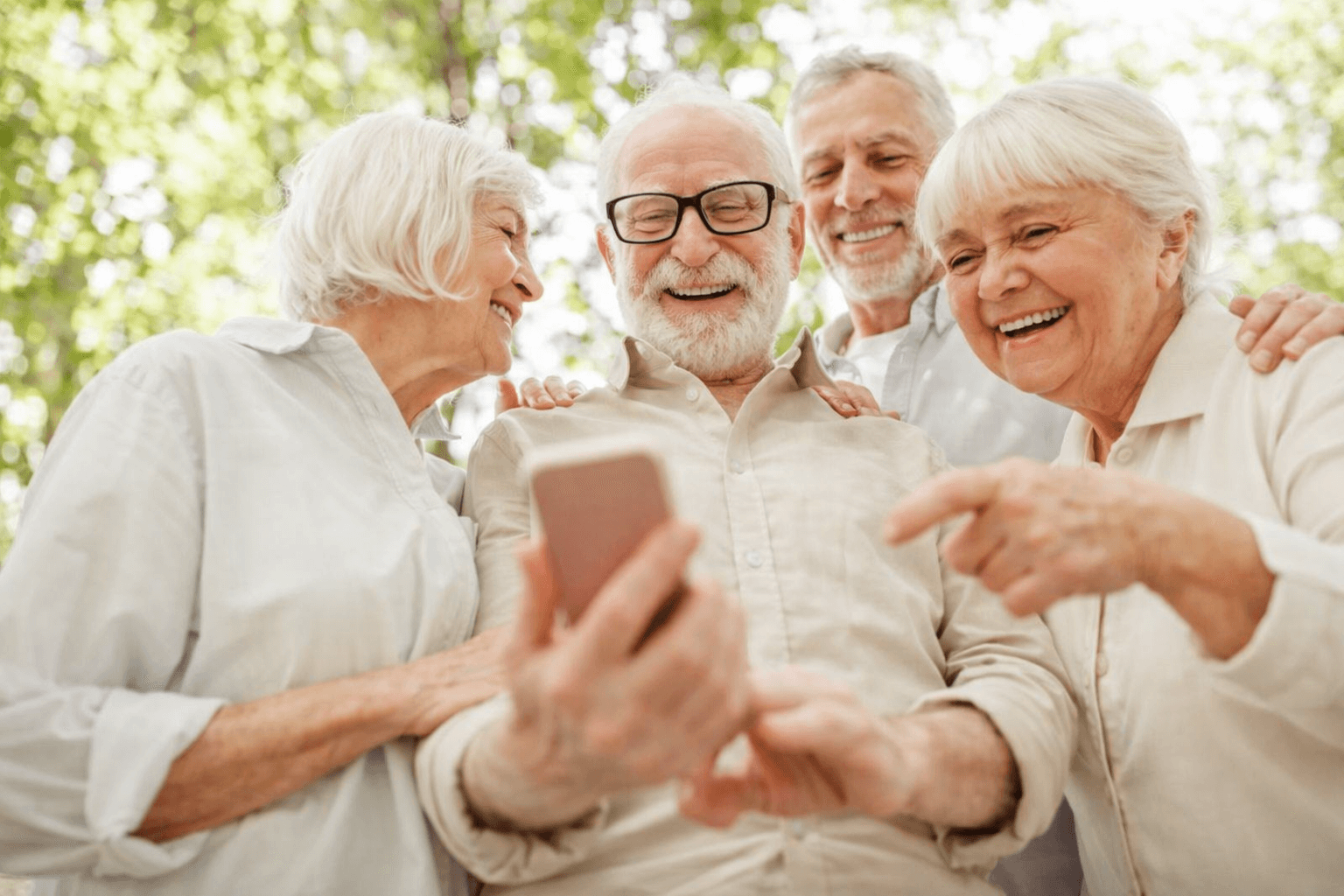 Cellulare o smartphone per anziani: gruppo di anziani che imparano a usare uno smartphone con serenità