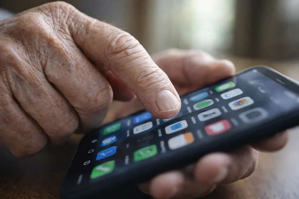 problemi degli anziani con gli smartphone nel toccare lo schermo